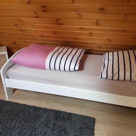 Blockhaus Canow Mit Fahrraedern Экстерьер фото